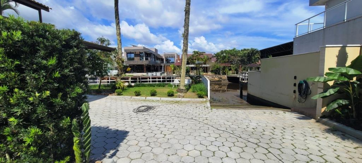Casa Em Condomínio Fechado, localizado em Guaratuba - PR