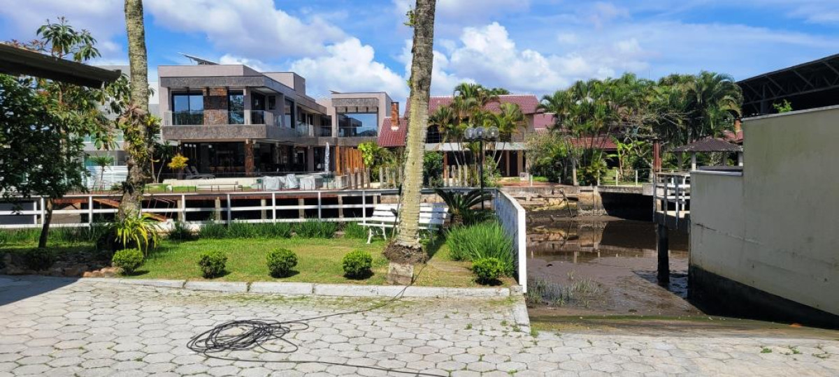 Casa Em Condomínio Fechado, localizado em Guaratuba - PR